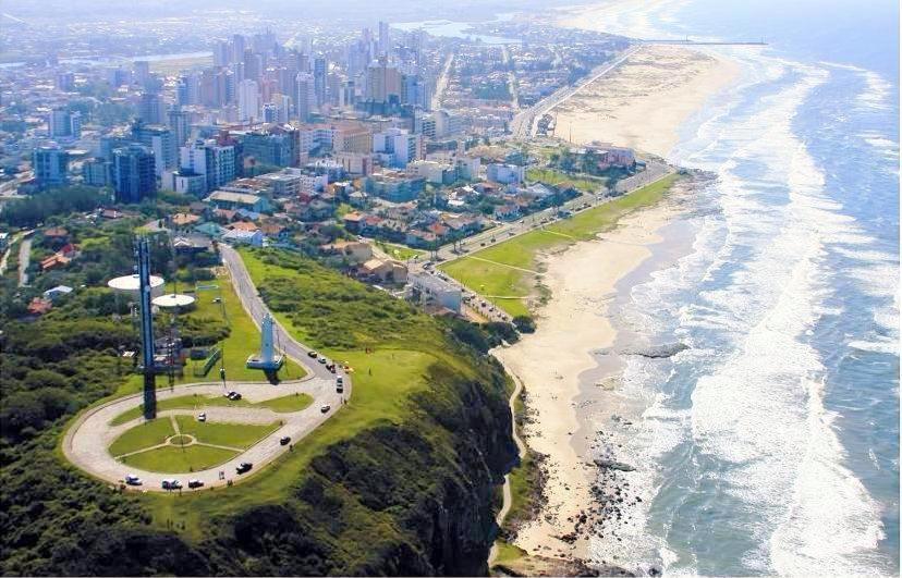 Villa Casa De 2 Quartos Com 2 Ares-Condicionados Em Torres-Rs - Na Mais Bela Praia Gaucha - Cozinha - Banheiro - Tv Smart 32 E Wi-Fi - Estacionamento - Anfitria Superhost No Bnb Exterior foto