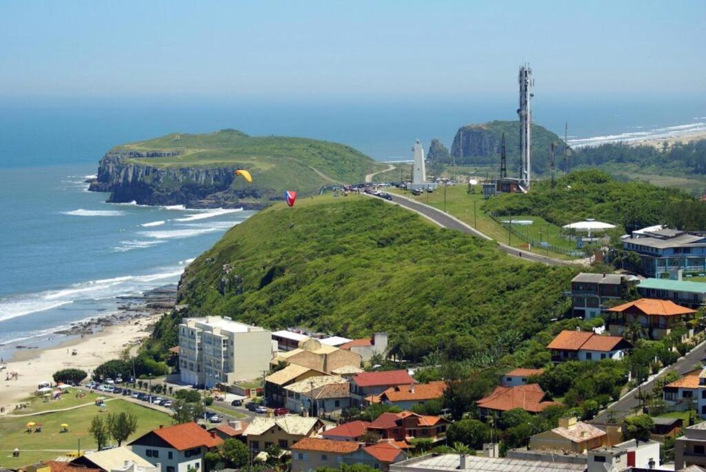 Villa Casa De 2 Quartos Com 2 Ares-Condicionados Em Torres-Rs - Na Mais Bela Praia Gaucha - Cozinha - Banheiro - Tv Smart 32 E Wi-Fi - Estacionamento - Anfitria Superhost No Bnb Exterior foto