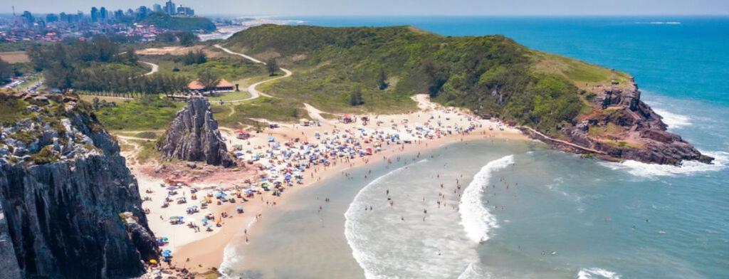 Villa Casa De 2 Quartos Com 2 Ares-Condicionados Em Torres-Rs - Na Mais Bela Praia Gaucha - Cozinha - Banheiro - Tv Smart 32 E Wi-Fi - Estacionamento - Anfitria Superhost No Bnb Exterior foto